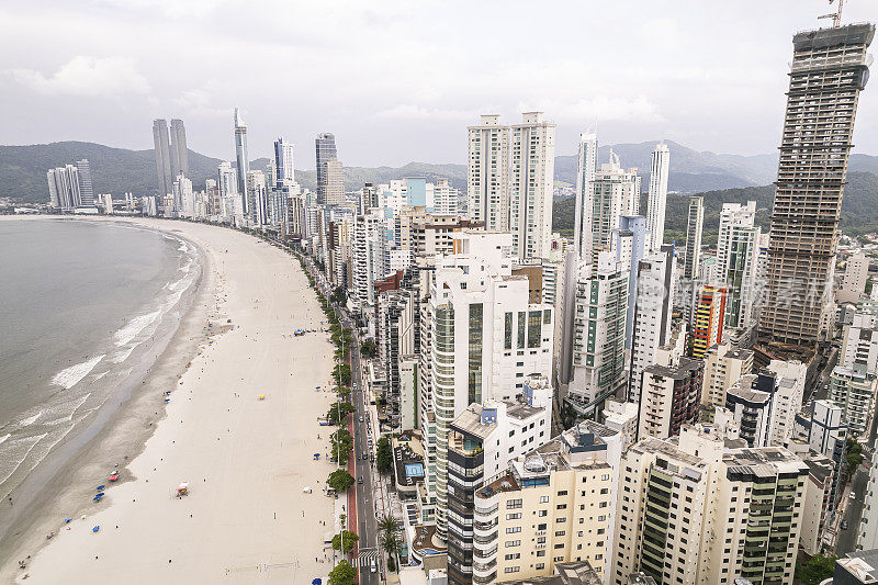 Balnéario Camboriú海滩海滨的观点在一个阴天和很少的人在海滩上